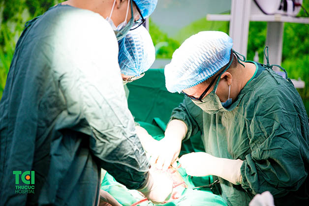 Bác sĩ Nguyễn Tuấn Minh - Nguyên phó Trưởng khoa Sản Đẻ – Phòng khám Phụ sản Hà Nội là người đã trực tiếp giúp đỡ chị Vân vượt cạn thành công, không còn bận tâm về nỗi lo thông liên nhĩ