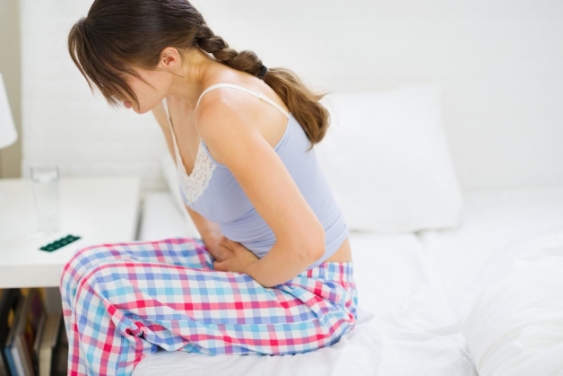 Khi bị viêm nhiễm vùng kín ở tuổi dậy thì, khí hư tiết ra nhiều, có mùi hôi khó chịu, đôi lúc có màu xanh, vàng, hoặc vón cục.
