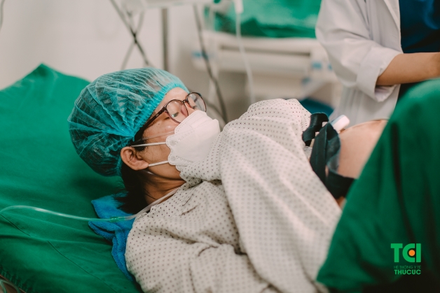 Đối với các mẹ sinh thường, vùng âm đạo ít nhiều sẽ có sự thay đổi so với thời gian trước khi mẹ sinh em bé nên dễ bị viêm phụ khoa sau sinh thường