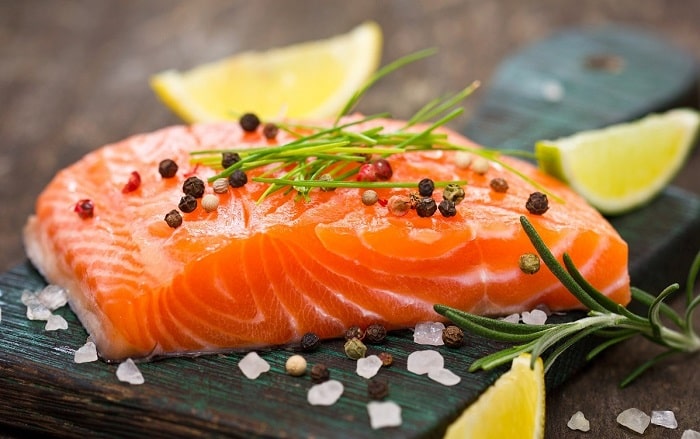 Cá hồi giàu omega 3 rất tốt cho người bị buồng trứng có nhiều nang nhỏ