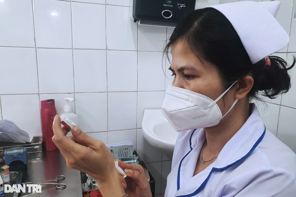 Không còn vaccine gì ở nhiều tỉnh, người dân phải tự bỏ tiền tiêm dịch vụ - 1