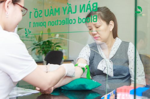 Thực hiện xét nghiệm máu trong thai kỳ để kiểm soát chỉ số bạch cầu