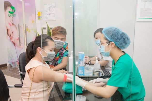 Thực hiện xét nghiệm máu để biết chỉ số bạch cầu có tăng không
