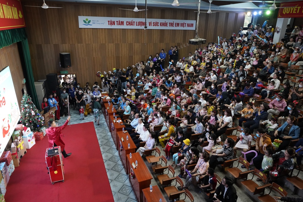 2.000 trẻ được nhận quà Giáng sinh ngay trong bệnh viện - 2 2.000 trẻ được nhận quà Giáng sinh ngay trong bệnh viện - 2