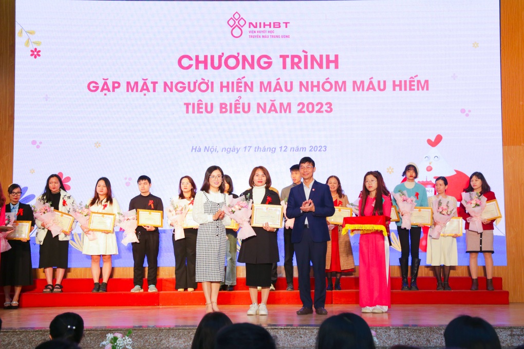 Những người là ngân hàng máu sống vượt đêm tối đi cứu người - 2 Những người là ngân hàng máu sống vượt đêm tối đi cứu người - 2