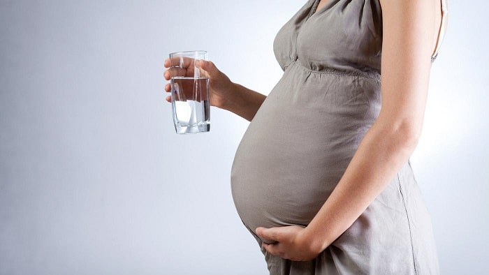 Cố gắng uống nước, hít thở sâu để thích nghi với những cơn khó thở bình thường