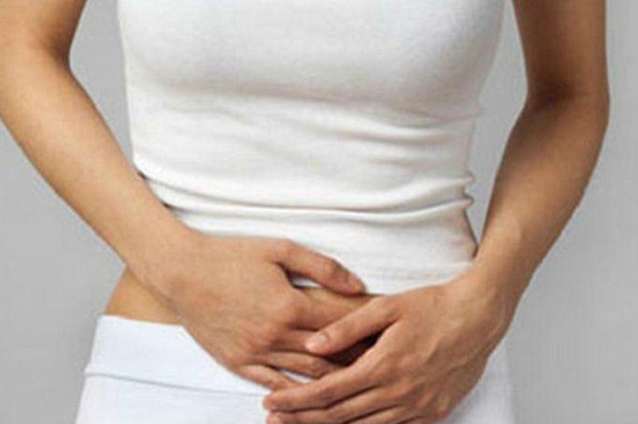 Đau bụng dưới là triệu chứng thường gặp của mang thai ngoài tử cung