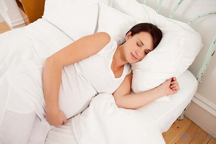 Mẹ bầu nên nằm nghiêng về phía bên hông không bị đau