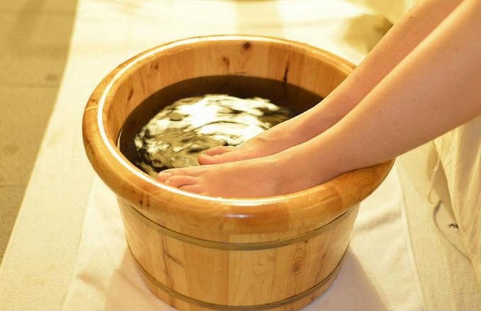 Mẹ bầu nên ngâm chân với nước ấm trước khi đi ngủ để thư giãn hơn
