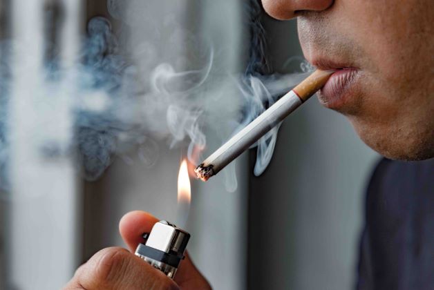Có khoảng 4.000 hóa chất có trong khói thuốc và khi ngửi phải sẽ gián tiếp đi vào cơ thể khiến sức khỏe giảm sút cho cả mẹ bầu và thai nhi, thậm chí có thể gây sảy thai.
