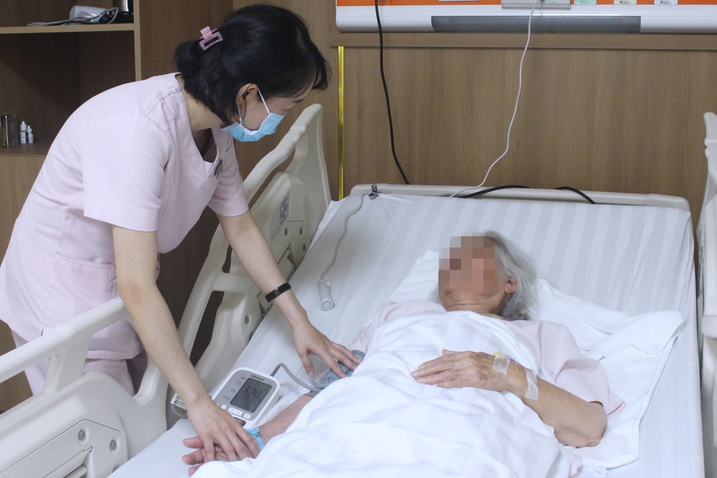 TPHCM: Cụ bà 95 tuổi tái tạo vùng kín sau 8 lần sinh con - 1 TPHCM: Cụ bà 95 tuổi tái tạo vùng kín sau 8 lần sinh con - 1