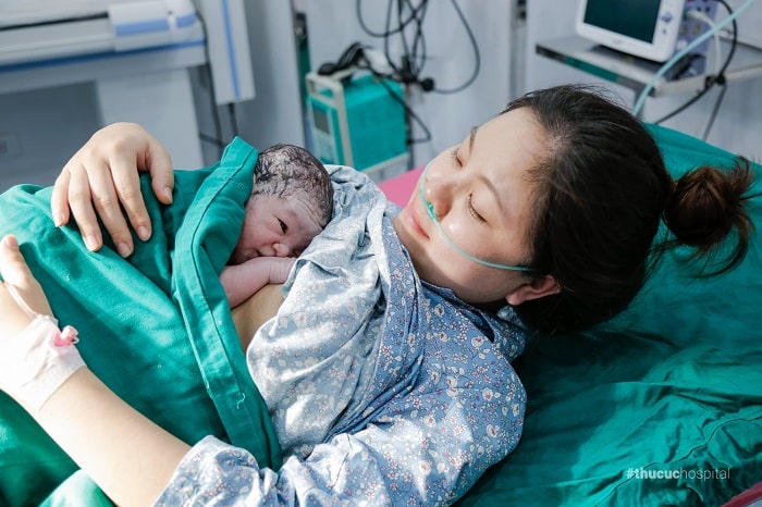 Giây phút ôm con vào lòng sẽ