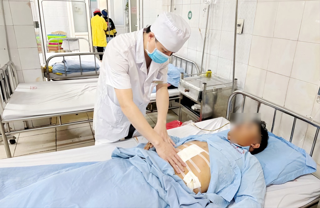 Nuốt tăm tre dài 5cm, người đàn ông bị thủng tá tràng - 2 Nuốt tăm tre dài 5cm, người đàn ông bị thủng tá tràng - 2