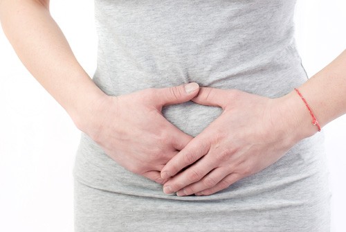 Nếu bạn thấy bụng to lên bất thường, chậm kinh, thử que không có thai, việc đi khám là rất cần thiết.