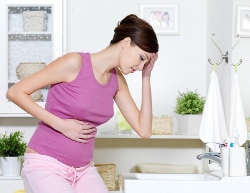 Đau bụng dưới khi mang thai là tình trạng khá thường gặp ở các chị em. 