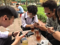 Nhiều người Việt trẻ mắc căn căn bệnh “không dễ nói” vì ôm điện thoại hàng giờ