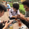 Nhiều người Việt trẻ mắc căn căn bệnh “không dễ nói” vì ôm điện thoại hàng giờ