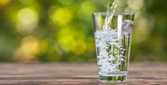 Uống nước trước bữa ăn có thực sự giúp cho bạn suy yếu cân?