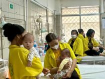 Nhiều trẻ viêm phổi, sốt virus nhập viện