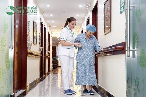 Nên đi lại nhẹ nhàng sau sinh mổ